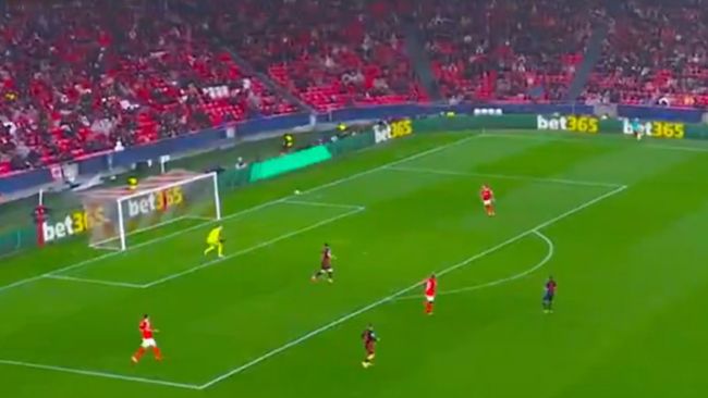 La folle victoire 5-4 de Barcelone a peut-être été marquée par le but le plus absurde jamais vu en Ligue des Champions.