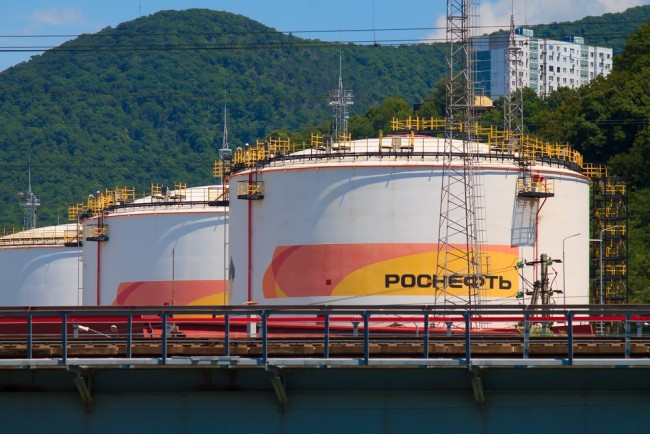 Pourquoi Trump vient-il de sanctionner les principaux géants pétroliers russes, et comment cela pourrait-il affecter la guerre en Ukraine ?