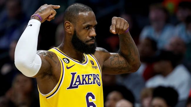LeBron James devient le deuxième joueur de plus de 40 ans à réaliser un triple-double : Qu'est-ce que cela signifie ?