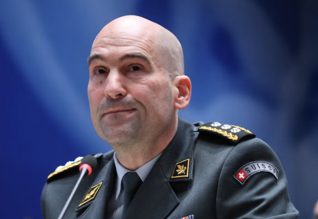 La Suisse ne peut pas repousser une attaque de grande envergure, prévient le chef de l'armée : "Il y a des pays neutres entraînés dans la guerre"