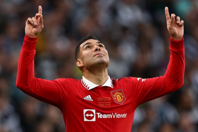 Casemiro scandé par les fans pour rester, mais Manchester United devrait quand même le laisser partir, dit Gary Neville.