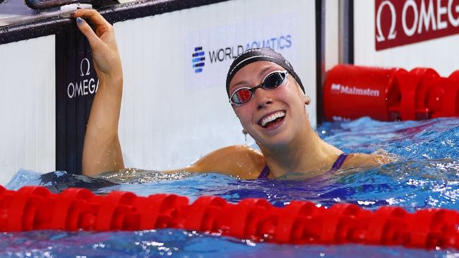 Gretchen Walsh dépasse son propre record du monde au 50m papillon lors de la Coupe du monde de natation 2025.