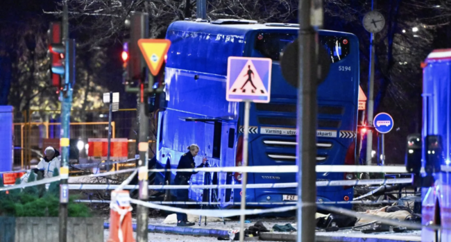 Au moins 3 morts après qu'un bus ait percuté un arrêt de bus dans le centre de Stockholm.