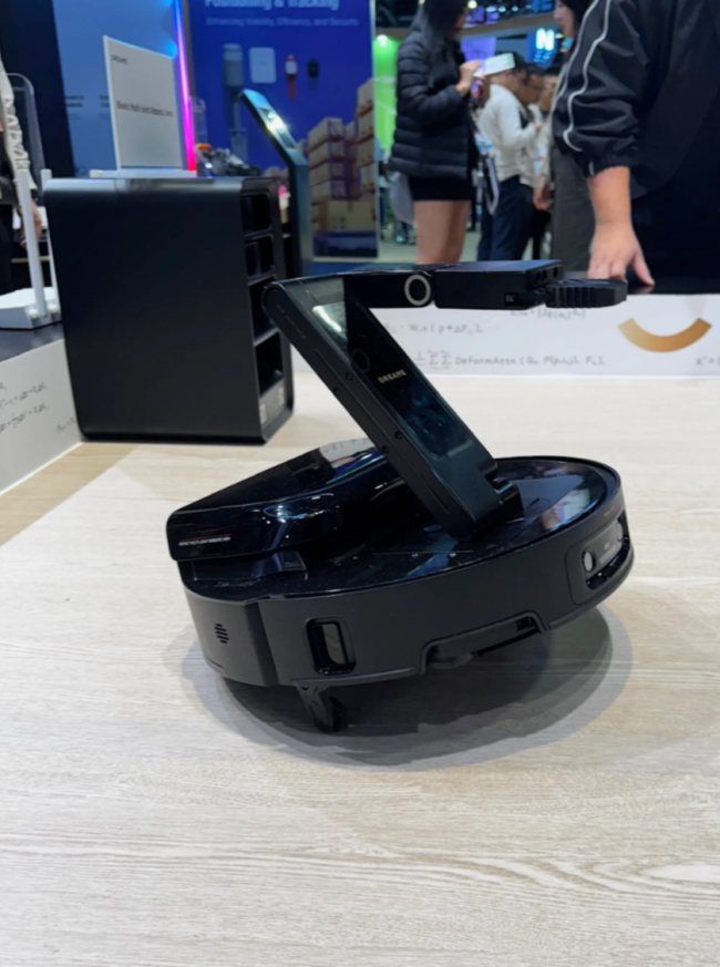 Une nouvelle ère pour les aspirateurs robots : Des jambes, des bras, et plus encore