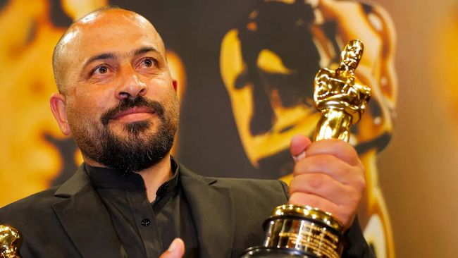 Un réalisateur palestinien oscarisé libéré de détention israélienne après une agression.