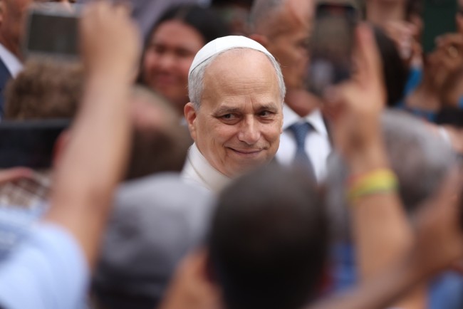 Le pape Léon célèbre son 70e anniversaire avec des milliers de personnes sur la place Saint-Pierre.