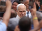 Le pape L&eacute;on c&eacute;l&egrave;bre son 70e anniversaire avec des milliers de personnes sur la place Saint-Pierre.