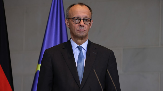 Controverse en Allemagne sur la règle obligeant les hommes à signaler leurs longs séjours à l'étranger.