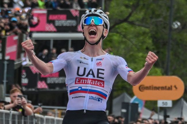 Tadej Pogačar remporte une 100e victoire de course historique et fait jeu égal avec Mathieu van der Poel au Tour de France.