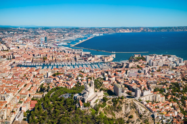 L'extrême droite défie le maire de gauche de Marseille dans une course électorale serrée.