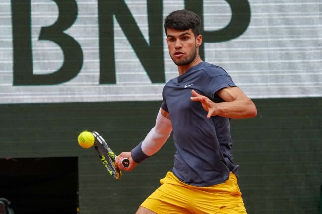 Carlos Alcaraz demande un temps d'arrêt médical mais triomphe pour ses débuts à l'Open de Barcelone