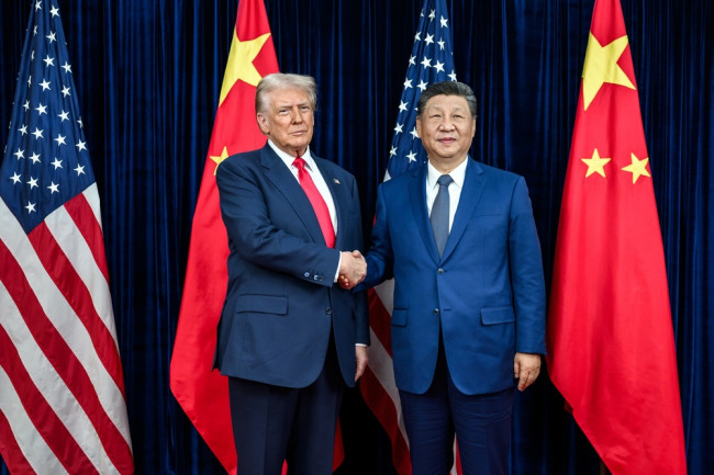 Donald Trump revendique une visite réussie en Chine, mais les accords commerciaux sont remis en question.
