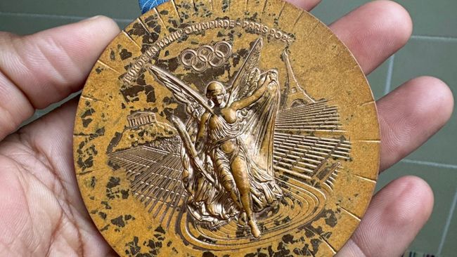 Les médailles de bronze de Paris 2024 se dégradent à une vitesse alarmante après seulement cinq mois