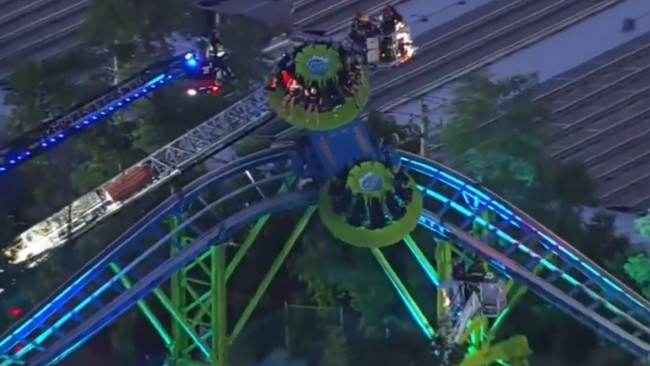 16 visiteurs sont restés coincés pendant trois heures sur le Wave Twister, une nouvelle attraction à Long Island