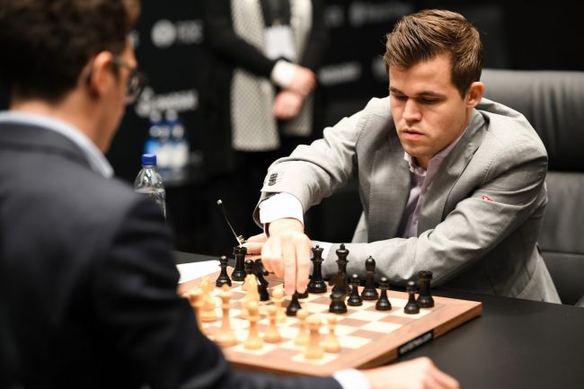 Magnus Carlsen promet de porter des "jeans plus serrés" après que la fédération d'échecs a assoupli le code vestimentaire.