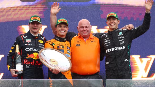 Lando Norris remporte la première victoire de 2025 en F1 lors d'une course chaotique et pluvieuse à Melbourne.