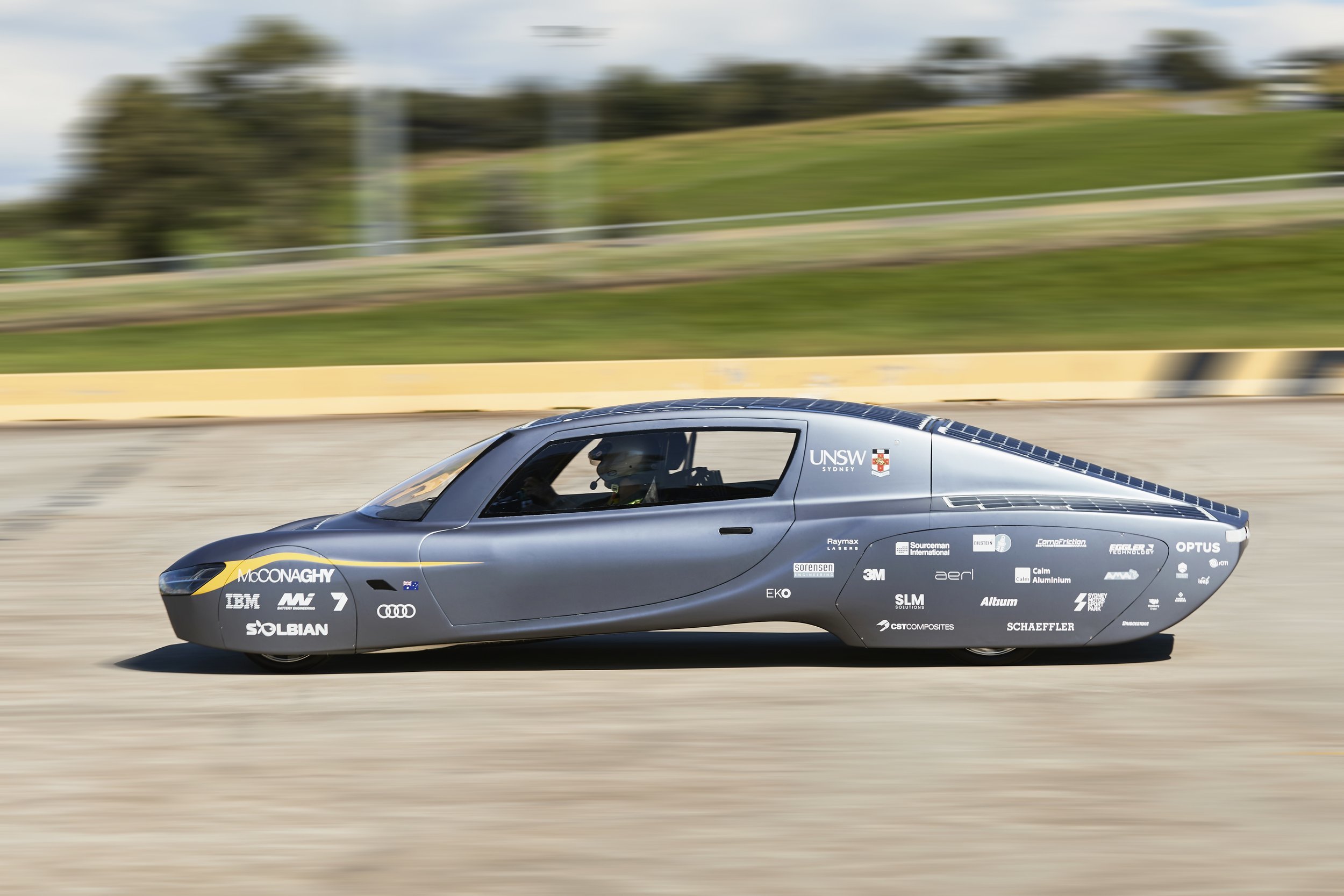 An Australian-made electric vehicle traveled more than 1,000 km non-stop.  –