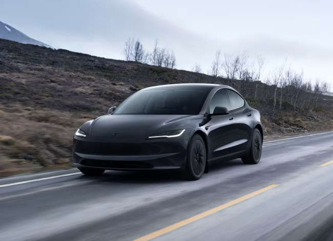 Tesla poursuit le DMV