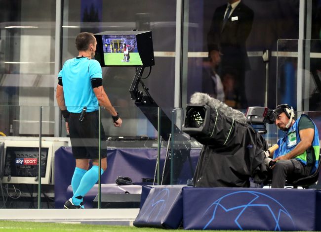Un supporter masqué sabote la VAR lors d'un match de 2. Bundesliga, en débranchant le moniteur avant un contrôle de penalty.
