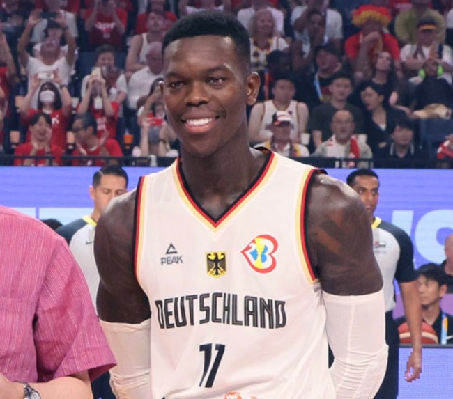 La star allemande Dennis Schröder dénonce les insultes racistes proférées par des supporters lituaniens lors d'un match de l'EuroBasket.