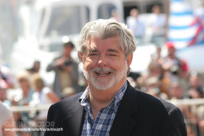 Tom Cruise crie "Nous te remercions, George" pendant le discours de George Lucas aux Saturn Awards.