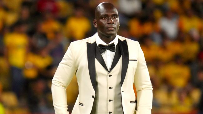 L'entraîneur du Barcelona Sporting devient viral après s'être présenté en smoking à un match de la Libertadores.