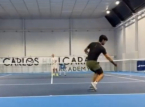 Carlos Alcaraz est de retour &agrave; l'entra&icirc;nement en utilisant sa main gauche, et il y a une raison &agrave; cela