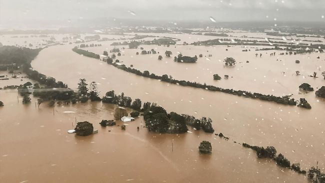 Les inondations en Australie font quatre morts et des dizaines de milliers de personnes sont bloquées.