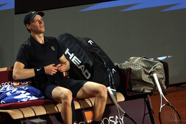 Jannik Sinner se retire de l'Open de Shanghai en boitant