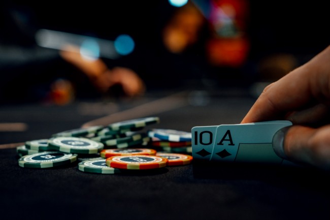 La mafia et des stars de la NBA exploitent 7 millions de dollars dans des parties de poker truquées avec des tables à rayons X et des lentilles de contact qui lisent les cartes marquées.