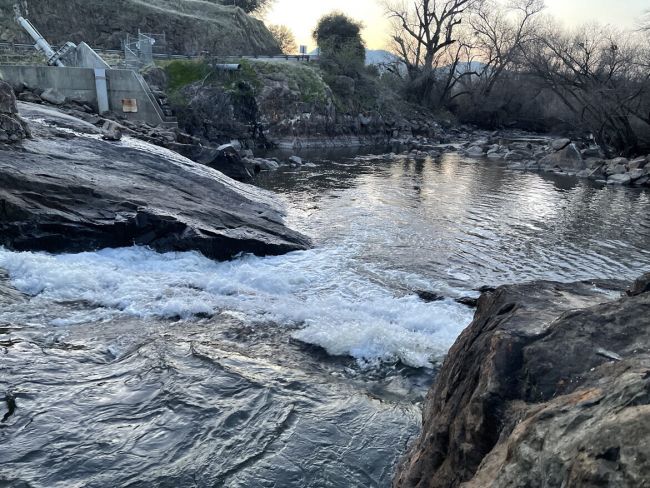 2,2 milliards de gallons d'eau libérés des réservoirs californiens suite à l'ordre de Trump.