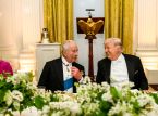 Le roi Charles III devient viral pour avoir taquin&eacute; Trump et offert des cadeaux significatifs lors de sa visite &agrave; Washington.