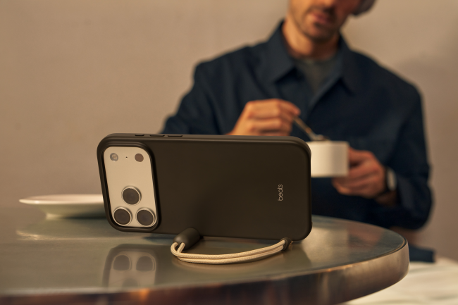 Les étuis Beats pour l'iPhone 17 servent également de support pour le téléphone.