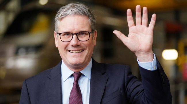 Keir Starmer annonce un plan visant à restreindre l'utilisation des médias sociaux pour les moins de 16 ans au Royaume-Uni : 