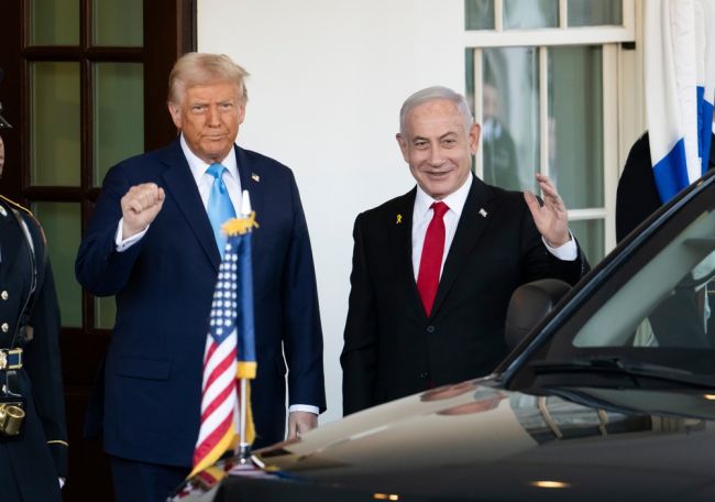 Trump fait allusion à une possible frappe israélienne sur l'Iran dans un contexte de nouvelles tensions nucléaires.