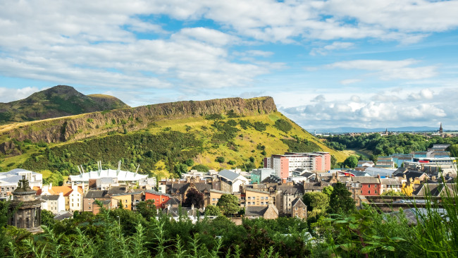Les équipes d'urgence ont dû lutter contre un incendie sur Arthur's Seat, à Édimbourg, cette nuit