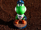 Les Dodgers de Los Angeles offrent des figurines Yoshi &agrave; t&ecirc;te branlante avec une casquette de base-ball.