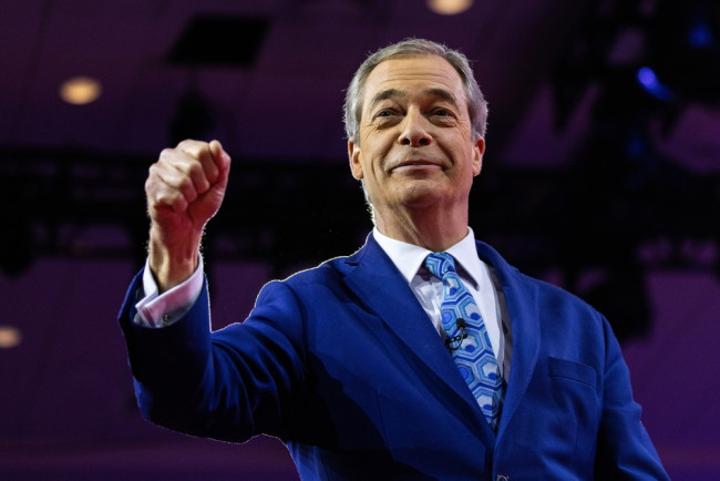 L'organisme britannique de surveillance des élections étudie la possibilité d'enquêter sur Nigel Farage au sujet d'un don non divulgué de 5 millions de livres sterling.