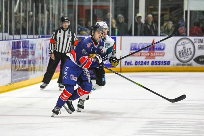 Le joueur de hockey sur glace écossais Gary Kelly, 19 ans, meurt en tombant d'un balcon à Ibiza.