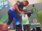 Le joueur de fl&eacute;chettes professionnel Cameron Menzies s'excuse apr&egrave;s avoir frapp&eacute; une table et endommag&eacute; ses articulations.