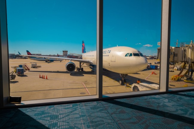 Des amendes pourraient être infligées aux passagers qui s'emparent de leurs bagages et filment pendant les situations d'urgence à bord des avions