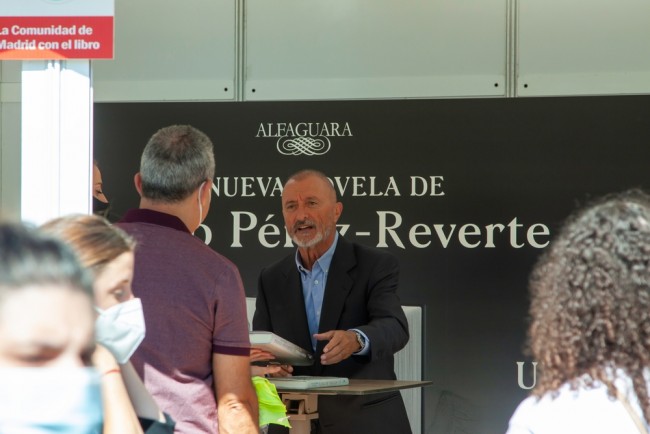 Arturo Pérez-Reverte fustige l'Académie royale espagnole pour s'être inclinée devant les influenceurs et avoir ignoré les écrivains.
