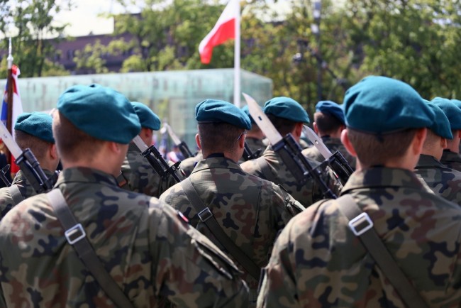 Formation militaire pour 400 000 personnes en 2026 : la Pologne lance la "plus grande formation à la défense de son histoire".