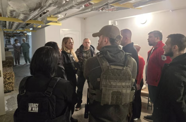 Angelina Jolie visite la ville de Kherson, l'un des endroits les plus dangereux d'Ukraine.