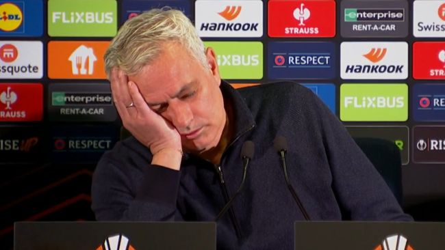 Mourinho fait semblant de s'endormir pendant la conférence de presse après la lourde défaite de Fenerbahçe.