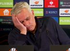 Mourinho fait semblant de s'endormir pendant la conférence de presse après la lourde défaite de Fenerbahçe.