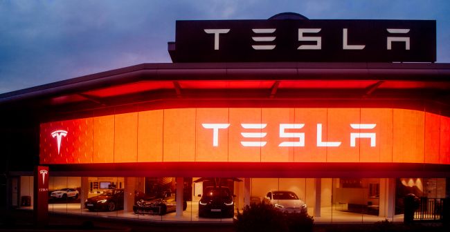 Musk affirme de manière falote que la DSF de Tesla est 10 fois plus sûre que la conduite humaine normale.