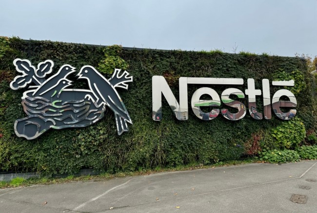 Nestlé accusé de "mettre en danger la santé des bébés pour le profit" à cause du sucre ajouté.