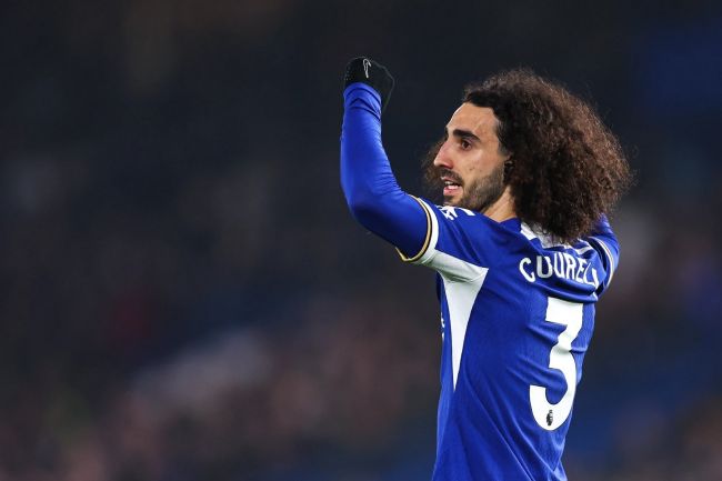 Cucurella s'excuse auprès des fans de Chelsea après avoir glissé deux fois, et jette ses chaussures
