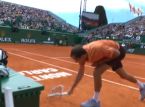 Medvedev perd le contr&ocirc;le et brise sa raquette lors d'une humiliante d&eacute;faite 6-0, 6-0.